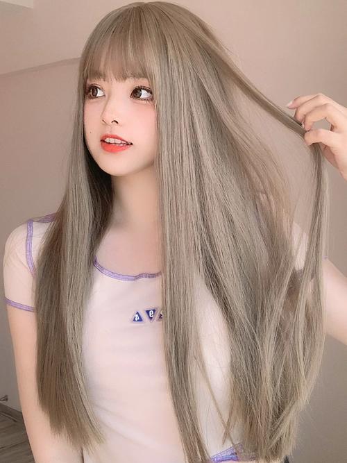 女子通勤地铁惊艳众人,黑长直假发成焦点